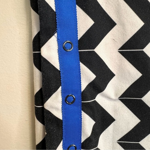 Lululemon Vinyasa Scarf *Luon Light Arrow Chevron White Black / Black - Picture 10 of 11